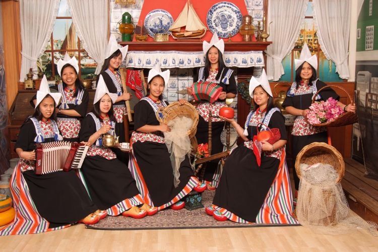 Group photo in Dutch costume | Foto in Volendam kostuum.nl | Foto in