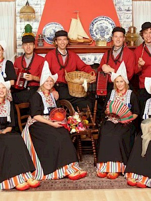 Verdachte Munching Slagschip Groepsfoto in kostuum | Foto in Volendam kostuum.nl | Foto in Volendam  kostuum