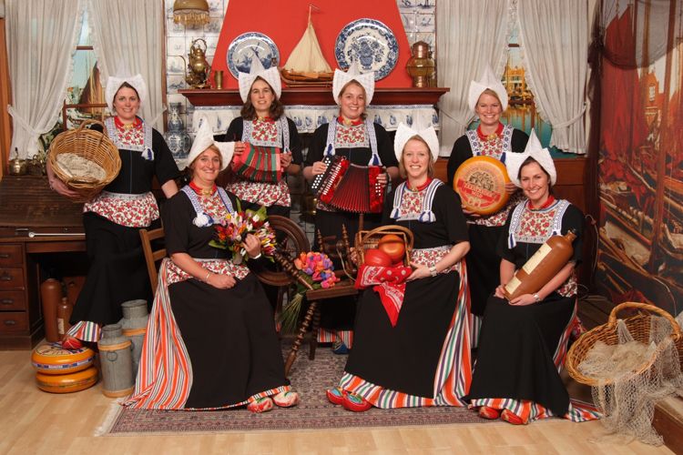 Verbazingwekkend Groepsfoto in kostuum | Foto in Volendam kostuum.nl | Foto in EJ-69