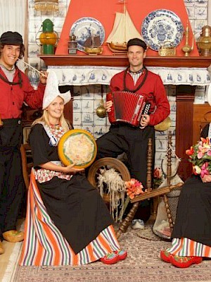 Families in Dutch costume