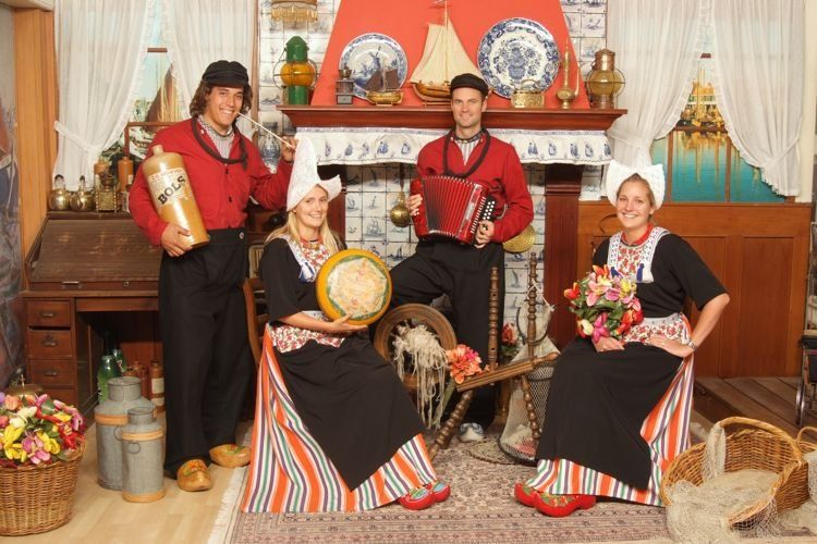 Family photo in Dutch costume | Foto in Volendam kostuum.nl | Foto in ...