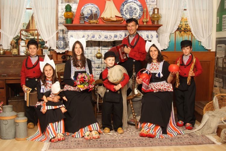 Ongebruikt Familiefoto in kostuum | Foto in Volendam kostuum.nl | Foto in GT-75