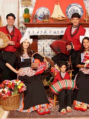 Families in Dutch costume