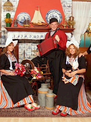 Families in Dutch costume