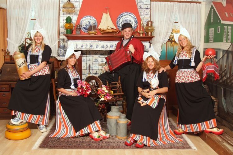 Family photo in Dutch costume | Foto in Volendam kostuum.nl | Foto in ...