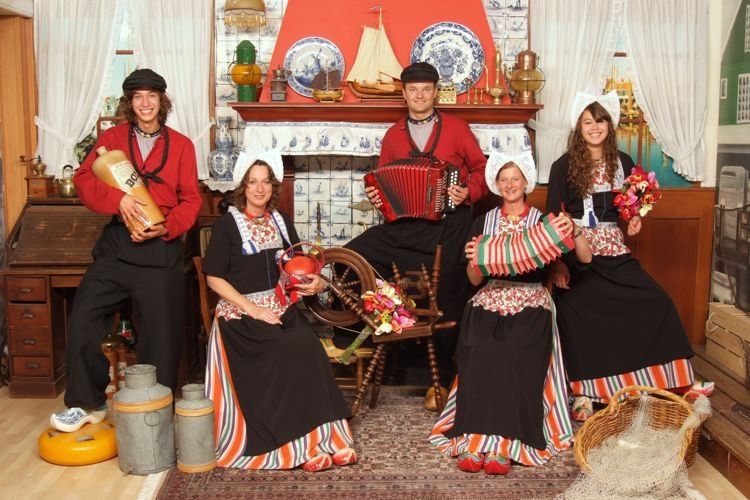 Family photo in Dutch costume | Foto in Volendam kostuum.nl | Foto in ...