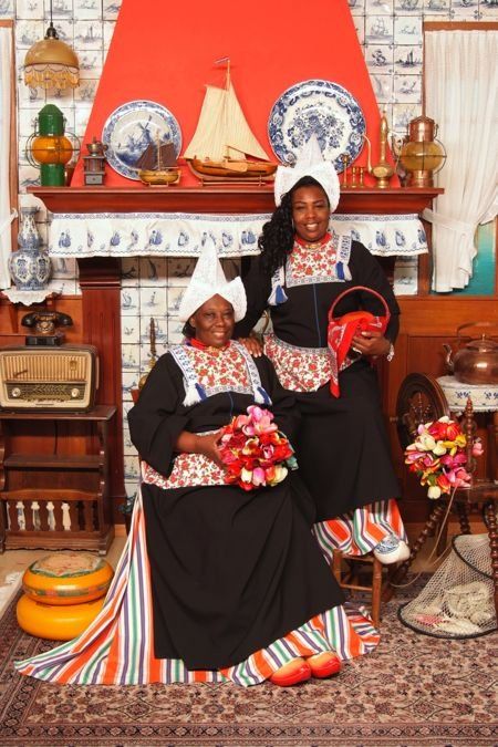 Nieuw Tourists photographed in Dutch costume | Foto in Volendam kostuum TH-74