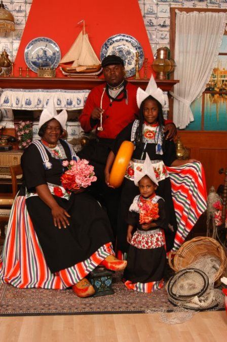 Onwijs Tourists photographed in Dutch costume | Foto in Volendam kostuum MF-03